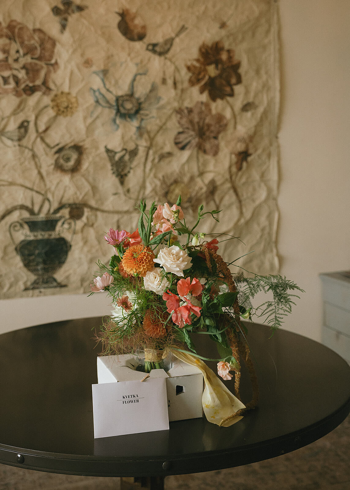 Bridal bouquet on table with handwritten Kvetka Flower note at Tendue