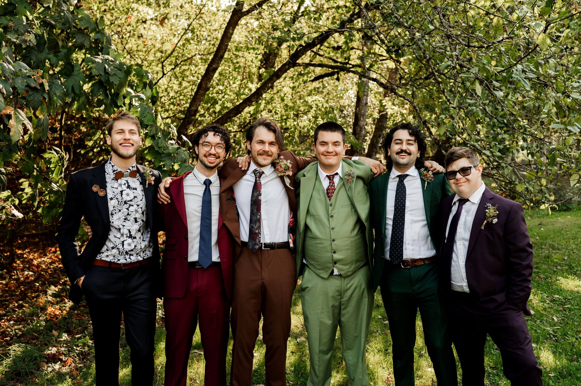 Groomsmen in colorful suits with autumn boutonnieres — Kvetka Flower fall wedding in Oregon countryside