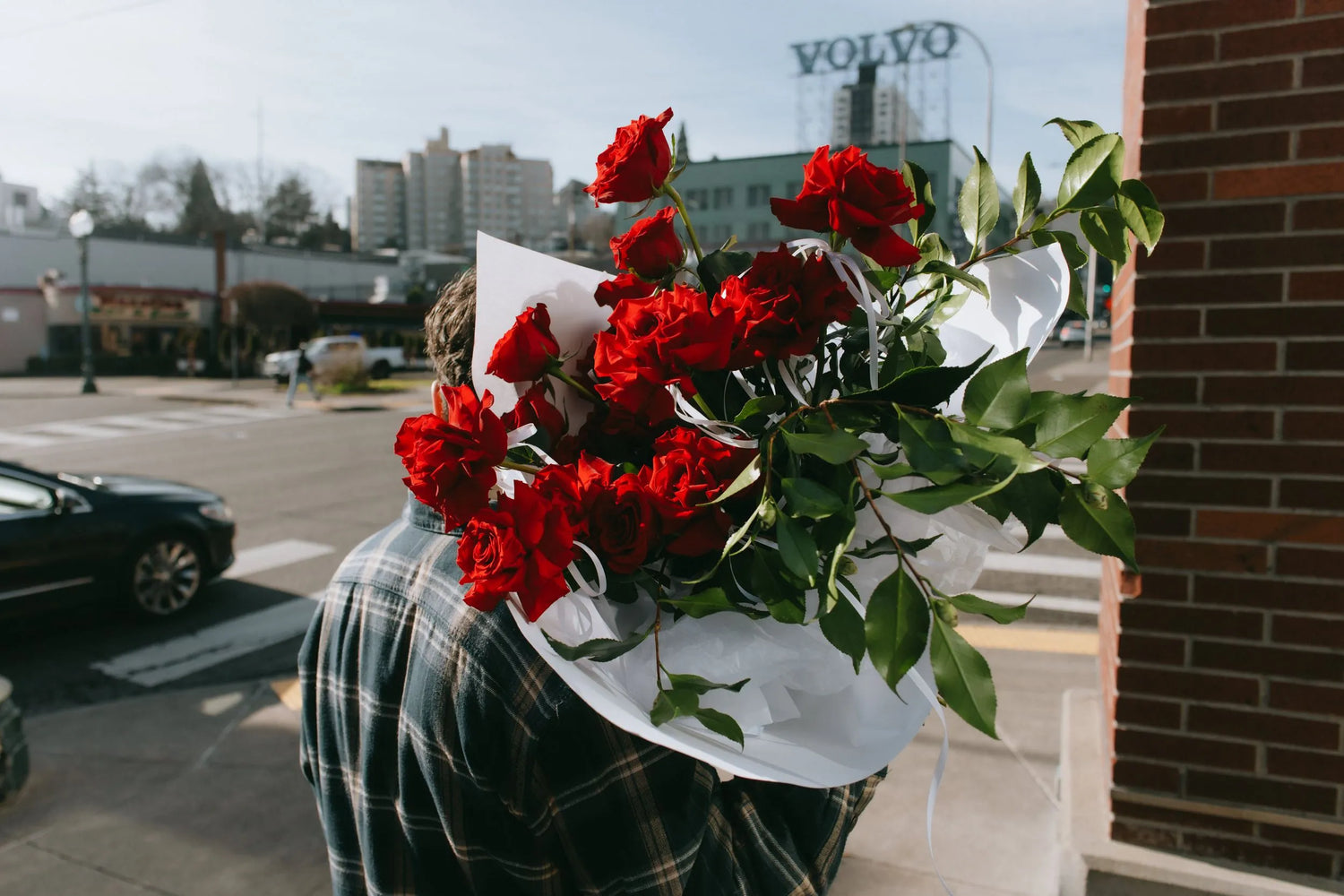 Man and woman carrying fresh flower bouquets in Kvetka Flower delivery bags in Portland Oregon