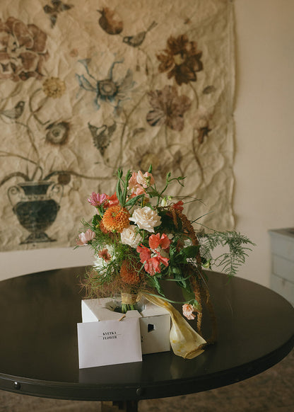 Bridal bouquet on table with handwritten Kvetka Flower note at Tendue