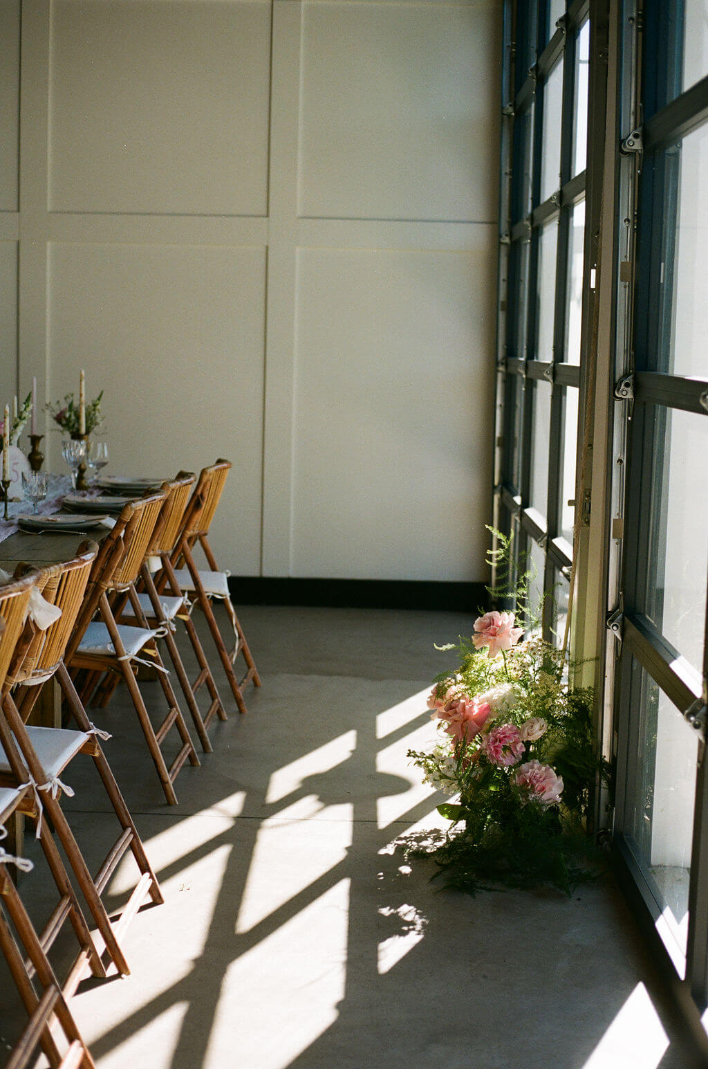A floor floral arrangement with roses by Kvetka Flower decorating the reception hall at Redland Family Farm.
